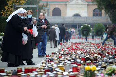 Blagdan Je Svih Svetih Gra Ani Obilaze Posljednja Po Ivali Ta Svojih