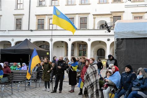 Piękne dźwięki dla Ukrainy Koncert i zbiórka datków na dziedzińcu