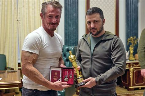 Sean Penn Hands His Oscar To Ukrainian President Volodymyr Zelenskyy