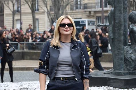 Louane Pose En Bikini Le Clich Qui Enflamme La Toile Public