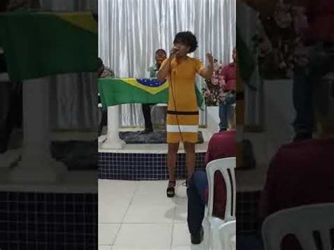 LEVITA EVELINE SILVA LOUVANDO NO CULTO DE JOVENS IGREJA DO EVANGELHO