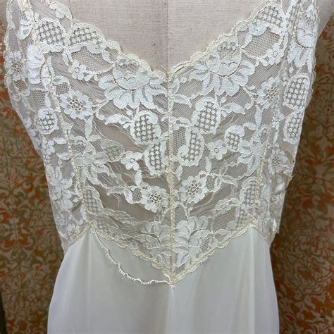 Vintage 1960 Sheer LACE BODICE VANITY FAIR SLIP Sil Gem