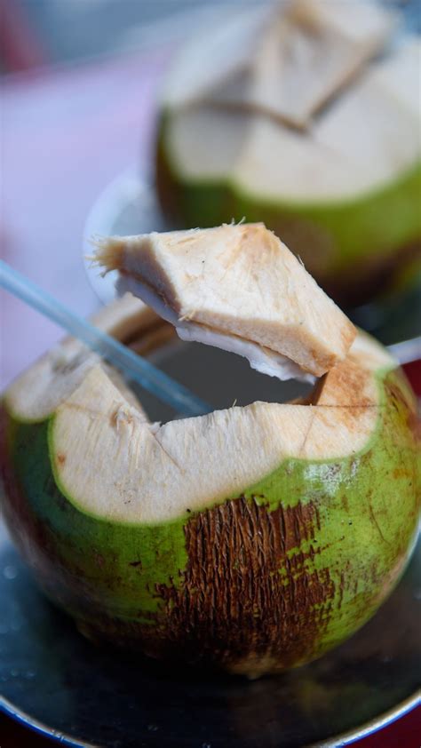 Coconut Water नारळ पाणी पिण्याचे हे फायदे माहित आहे का