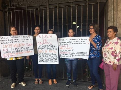 La Jornada Maestros Protestan Frente Al Palacio Estatal De Morelos