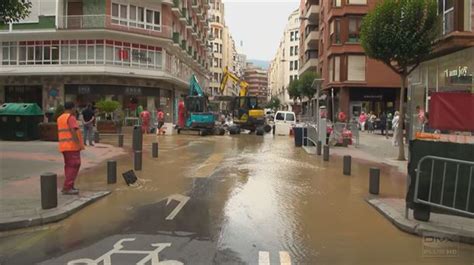 Vídeo Un escape de agua inunda la calle Máximo Aguirre de Bilbao