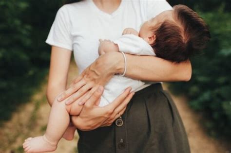 Mitos Atau Fakta Bayi Baru Lahir Dilarang Keluar Rumah