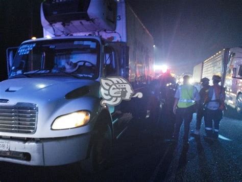 Auto choca contra un camión en la autopista Puebla Córdoba