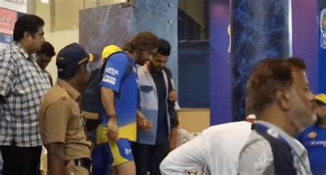 Video Suresh Raina Helps A Limping Ms Dhoni Out Of Wankhede Stadium