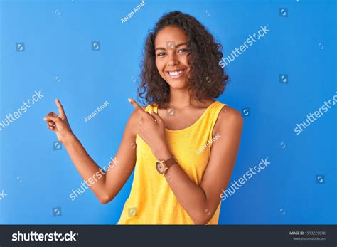 Im Genes De Imagen De Una Mujer Joven Latina Emocionada Parada Aislada Sobre Fondo Azul