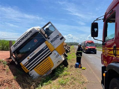 Motorista perde controle e carreta tomba em valeta na MS 134 JD1 Notícias