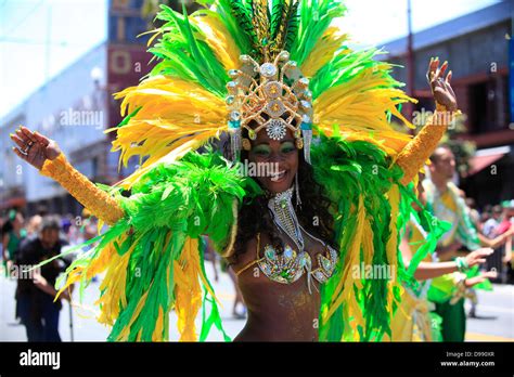 Un Bailarín De Samba Desde Brasil En El Desfile De Carnaval En El