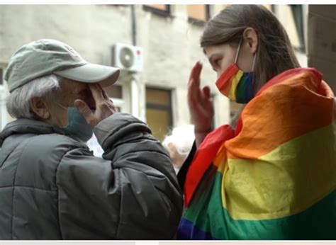 Anziana Piange Per L Attivista Lgbt E Ci Insegna A Lottare La Nuova