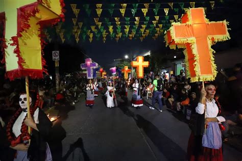 Asisten Mil Personas A Paseo Por Las Luminarias En Celaya