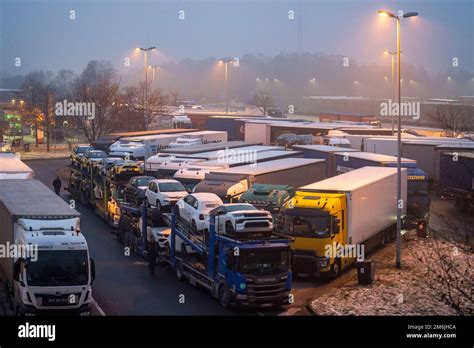 heavy traffic      bottrop sued service area overcrowded