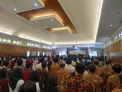 resmikan coworking space feb undip  cetak lulusan berkarakter
