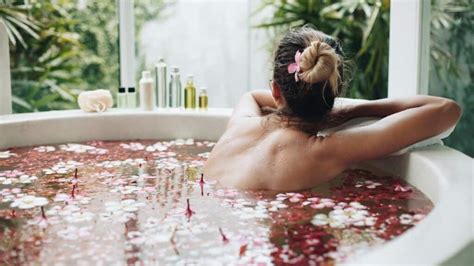 Here S How Bathing With Hot Water Can Affect Your Skin HealthShots