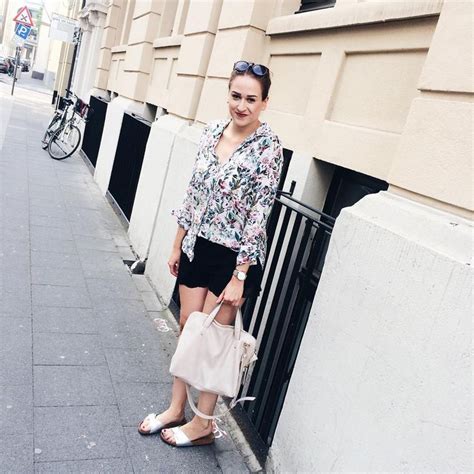 Hot Sexy ConsiderLeonie Bikini Pics