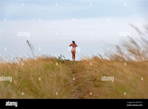 Femme bikini sur la plage Banque de photographies et dimages à haute résolution Alamy