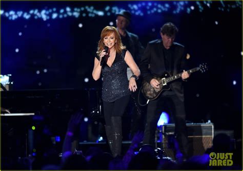 Kelly Clarkson Presents Reba McEntire Milestone Award at ACM Awards 2015 - Watch Her Performance ...