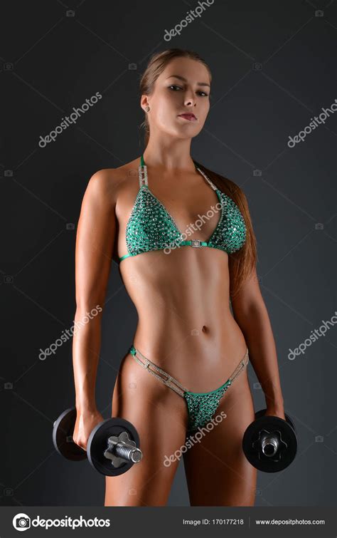Chica Fitness Bikini Aislado En Negro Foto De Stock 170177218 Muro