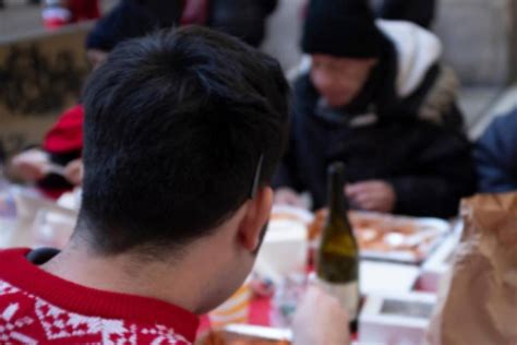 Milano pranzo con i senzatetto amaro gesto di solidarietà punito con