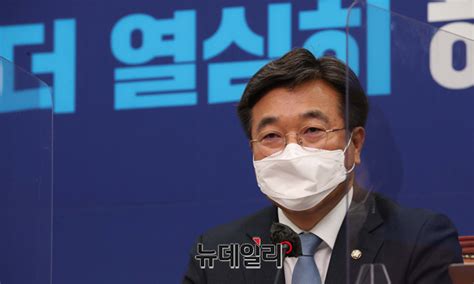 포토 발언하는 윤호중 더불어민주당 비상대책위원장 Save Internet 뉴데일리