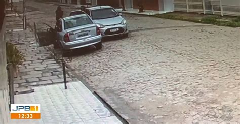 Homem Rendido Por Dupla Armada E Tem O Carro Roubado Na Frente De