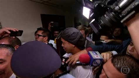 Ronaldinho Gaúcho e irmão são detidos no Paraguai no caso dos