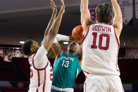 UNCW basketball sunk early, can't rebound vs. Oklahoma