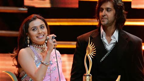 Hrithik Roshan Presenting Rani Mukherjee The Best Actress Award In