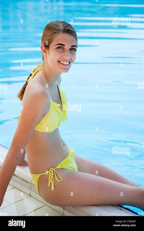 Junge Frau im gelben Bikini Schwimmbad Porträt Stockfotografie Alamy