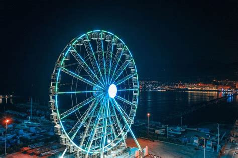 Una Grande Ruota Panoramica Nel Porto Di Napoli Sar Tra Le Pi Grandi