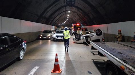 Carro Capota No T Nel Rebou As E Causa Impactos No Tr Nsito Rio De