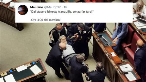 Sgarbi Portato Via Di Peso Dalla Camera Diventa Un Meme Su Twitter