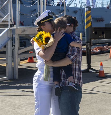 USS Momsen returns to homeport > U.S. Pacific Fleet > News