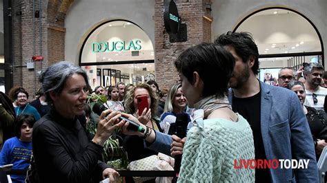 Eleonora Riso A Porta A Mare Bagno Di Folla Alle Officine Storiche Per