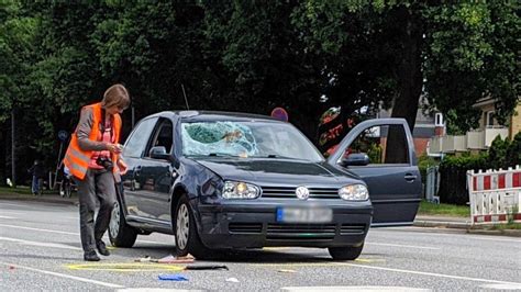 Autofahrer Erfasst J Hrigen Mit Vw Golf Und Verletzt Ihn Schwe Shz