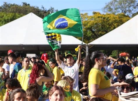 Estreia da seleção brasileira na copa do mundo reúne torcedores na Vila