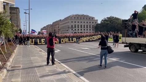 Corteo Dei Tifosi Della Sampdoria Cori Contro Ferrero E Garrone Il