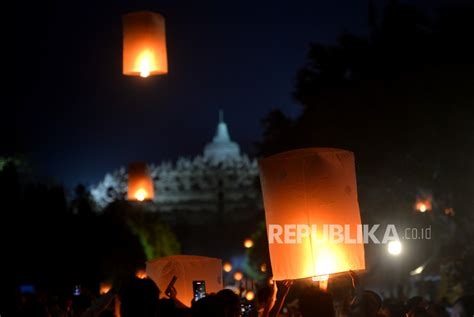 Wisatawan Ikut Meriahkan Festival Lampion Waisak Republika Online