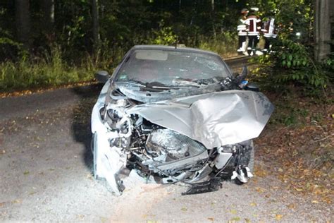 Wiernsheim Auto Knallt Bei Flucht Vor Polizei Frontal Gegen Baum