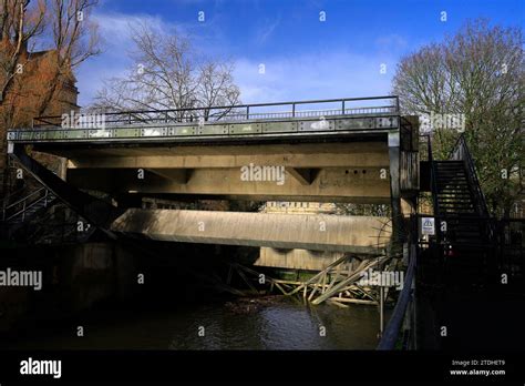 Pulteney Radial Gate Flood Defence River Avon Bath Near Pulteney