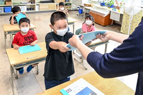 楽しみいっぱいの夏休み 青森県内の小中学校で終業式47news（よんななニュース）：47都道府県52参加新聞社と共同通信のニュース・情報