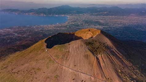 quel est le type de volcan du vesuve