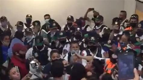 Se arma pelea campal entre vagoneros y policías en Metro Pino Suárez