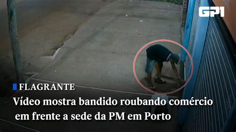 Vídeo mostra bandido roubando comércio em frente a sede da PM em Porto