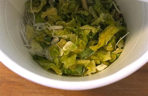 ヌードルはるさめ 13日分の野菜 うま辛チゲ！魚介出汁を利かせた春雨使用のヘルシーな一杯 きょうも食べてみました。