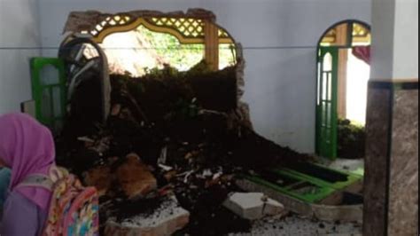 Tebing Setinggi Meter Di Jember Longsor Timpa Masjid Butanussurur