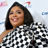 Les toucher avec des godes Lizzo poursuivie pour harcèlement sexuel