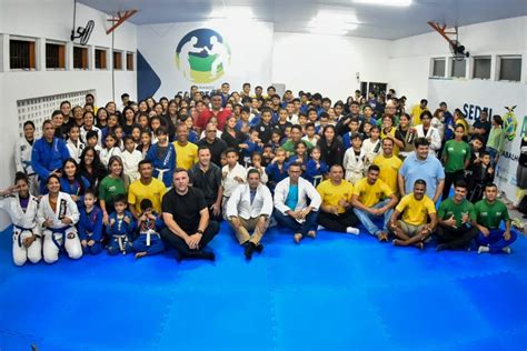 Projeto Formando Campeões conta tatame de jiu jitsu exclusivo para